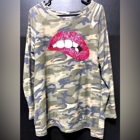 Chic Soul Tops - 🪽Chic Soul Camouflage Sequin Mouth Lips Shirt